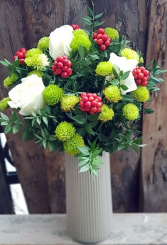 Pleksi Vazoda Kokina, Beyaz Gül ve Yeşil Ponpon Krizantem