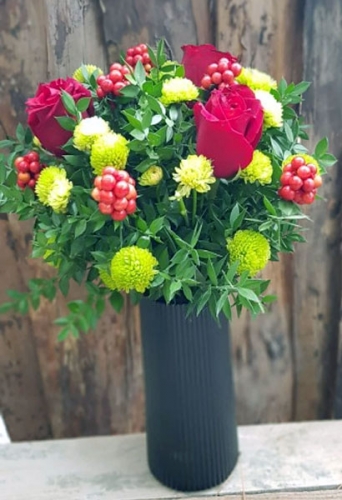 Pleksi Vazoda Kokina, Kırmızı Gül ve Ponpon Krizantem